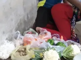 देसी लड़की ने सब्जी बेचने वाले विक्रेता को डांटा