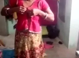 देसी आंटी की नंगी चुदाई के लिए कपड़े उतारने का वीडियो