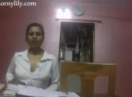 बड़े गुलाबी स्तन दिखाकर छात्र को आकर्षित करने वाली भारतीय शिक्षिका
