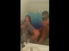 बाथरूम में काले लौड़े को खाने वाली कमजोर का अश्लील वीडियो