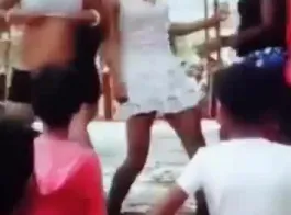 स्टेज पर नंगी नृत्य करती भारतीय लड़की