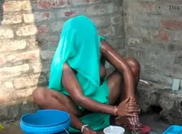 देसी लड़कियों का स्नान: स्थानीय गांव में खुले में नहाने की वीडियो