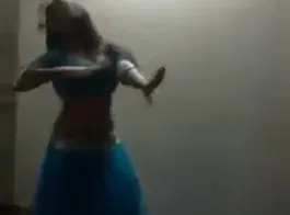 अपने बॉयफ्रेंड के लिए भारतीय लड़की का नाच (Indian girl's dance for her boyfriend)