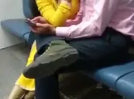 मेट्रो में देसी गर्लफ्रेंड का किसिंग वीडियो