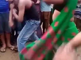 भारतीय लड़की अपने घुटनों पर आ जाती है और b लंड चूसती है